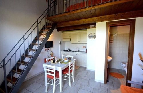 Casalini Casa | Casa Viola A: Un acogedor apartamento rodeado de vegetación.