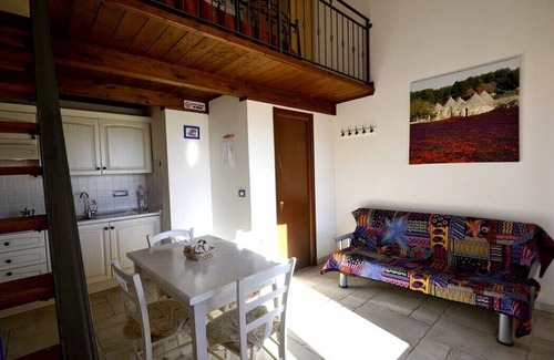 Casalini Casa | Casa Viola B: Un acogedor apartamento rodeado de vegetación.