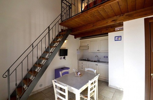 Casalini Casa | Casa Viola B: Un acogedor apartamento rodeado de vegetación.