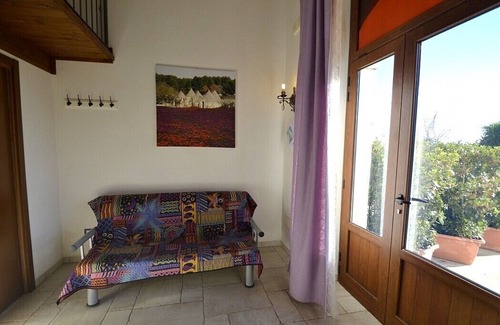 Casalini Casa | Casa Viola B: Un acogedor apartamento rodeado de vegetación.