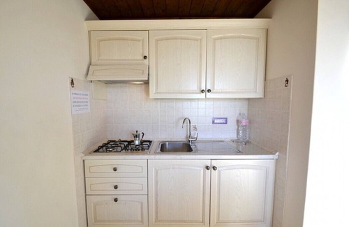 Casalini Casa | Casa Viola C: Un acogedor apartamento rodeado de vegetación.