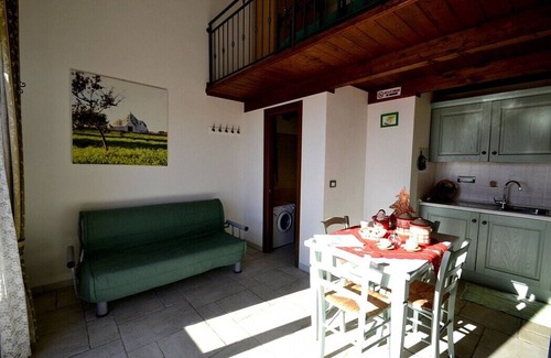 Casalini Casa | Casa Viola D: Un acogedor apartamento rodeado de vegetación.