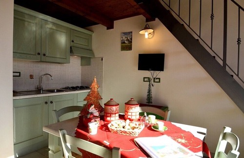 Casalini Casa | Casa Viola D: Un acogedor apartamento rodeado de vegetación.