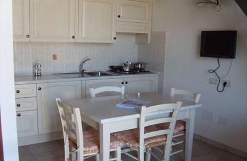 Casalini Casa | Casa Viola F: Un acogedor apartamento rodeado de vegetación.