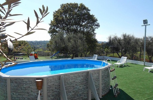 Casalini Casa | Casa Viola F: Un acogedor apartamento rodeado de vegetación.