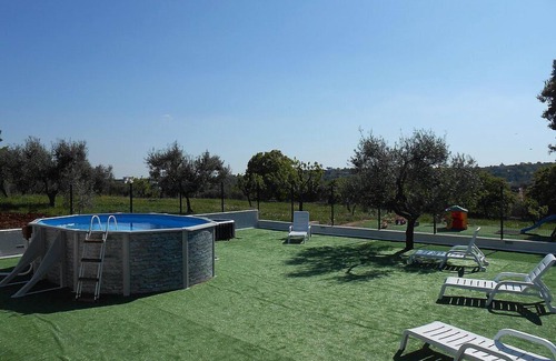 Casalini Casa | Casa Viola F: Un acogedor apartamento rodeado de vegetación.