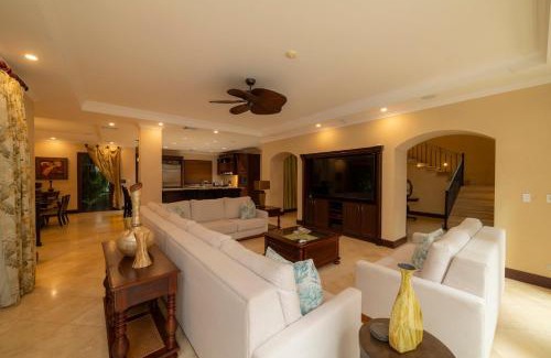 Jacó Villa | Casa Zafiro 7 bdrs private pool in Los Suenos