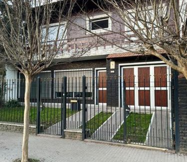 Azul Casa | Casa Zona Residencial , pileta, garage doble y quincho con parrilla