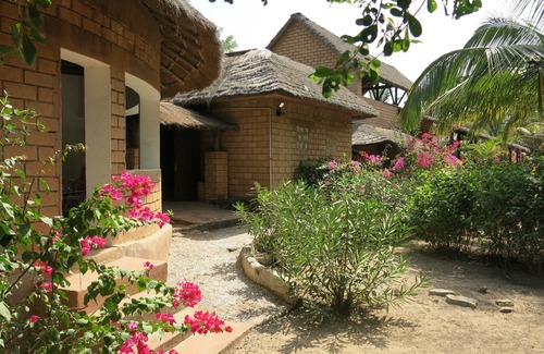 Casamance Casa | Casabéné - Una caja de ensueño a la orilla del agua
