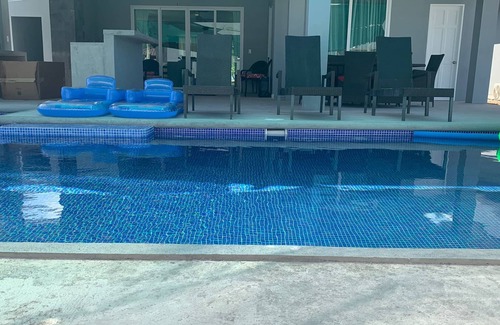 Tambor Casa | CasaCastawayRandalay-3BR Beach Waterfront King Bed