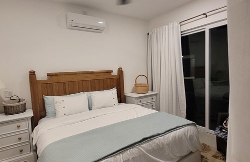 Tambor Casa | CasaCastawayRandalay-3BR Beach Waterfront King Bed