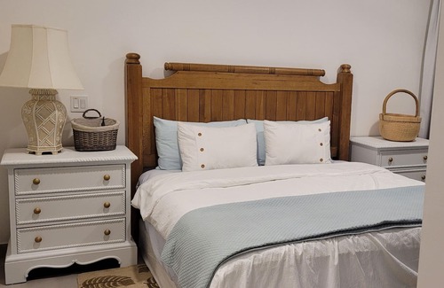 Tambor Casa | CasaCastawayRandalay-3BR Beach Waterfront King Bed