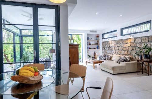 Golfe Juan Villa | Casalina - Magnifique Villa sur le bord de mer, 50m de la plage