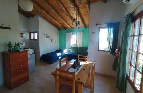 Huerta Grande Chalet De Esquí | Casas HG-Desayuno sencillo entregado al check in-Pileta climatizada en predio a 2 kilómetros-Acepta mascotas bajo petición-Cochera para 1 auto