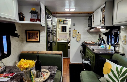 Nevada City Casa | Cascade Caravan in the Sierra Foothills and within minutes of Scott's Flat Lake.