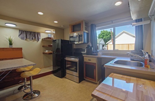 Cle Elum Apartamento | Cascade Getaway - Heart of Cle Elum - Full Kitchen, Private Patio & Pet Friendly
