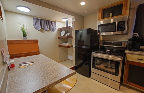 Cle Elum Apartamento | Cascade Getaway - Heart of Cle Elum - Full Kitchen, Private Patio & Pet Friendly