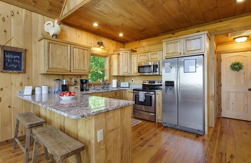 Morganton Cabina | Cascading View Lodge♡ Mtn Views, hot tub, fire pit, < 20 min from Blue Ridge