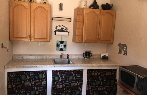 Cohoe Cabina | Casey’s Bear Den is a cozy cabin near Johnson Lake and the Kasilof River