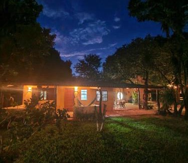 Bonito Casa | Casinha Amarela - anexo ao Camping Pé na Jaca
