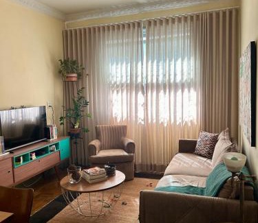 Calafate Apartamento | Casinha do Prado, conforto vintage, ar condicionado