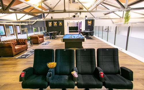 Hoehr-Grenzhausen Casa | Casino Whirlpool-Sauna-Kino-Indoor Basketball