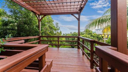 Puntas Apartamento | Casita 3 at Ceiba Tree Inn. Tranquility with Garden Views and Pergola with Ocean Overlook