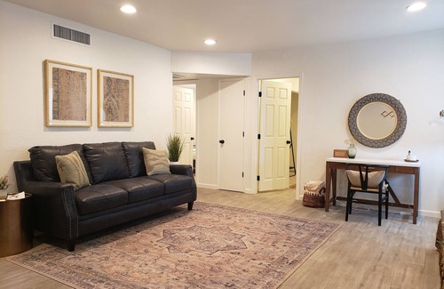 Limberlost Casa | Casita B: Private fenced yard with turf, grill, outdoor dining and seating.