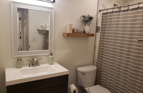 Limberlost Casa | Casita B: Private fenced yard with turf, grill, outdoor dining and seating.