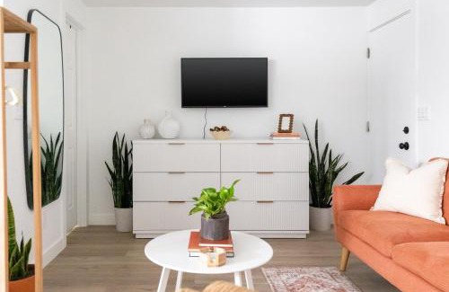 Encanto Casa | Casita Calma Guesthouse Mins to DT & Airport