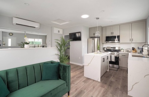 Del Aire Casa | Casita CW LAX Studio:Your Gateway to LA Adventures