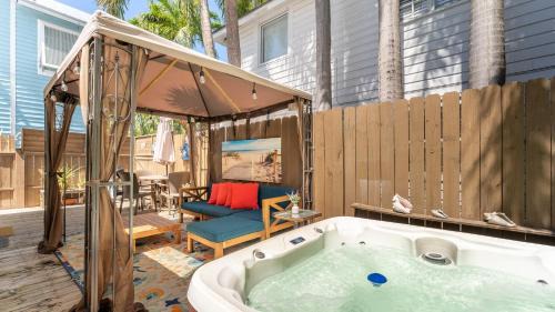 Uptown - Upper Duval Casa | Casita de Catherine by AvantStay 1 Block to Duval St w Hot Tub