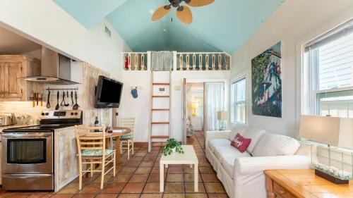 Uptown - Upper Duval Casa | Casita de Catherine by AvantStay 1 Block to Duval St w Hot Tub