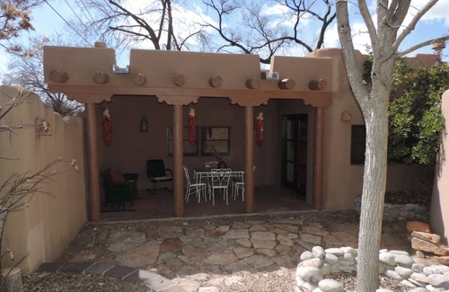 Downtown Santa Fe Cabaña | Casita De Soledad - Dos Espaciosos Patios Y Portal Privados.
