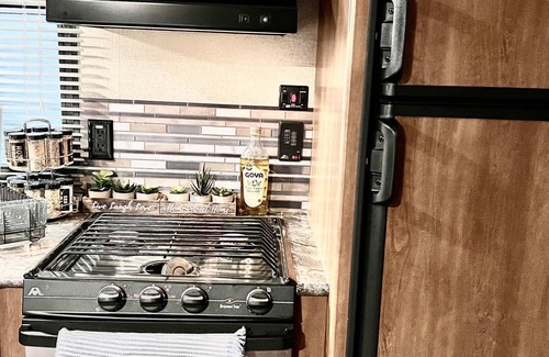 Denham Springs Alquiler De RV | Casita! Great Location 4 mins from I-12 17 miles LSU Tiger Stadium