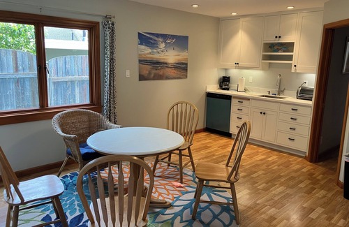 El Granada Casa | Casita Huerta-5 minute walk to beaches, restaurants, and trails.