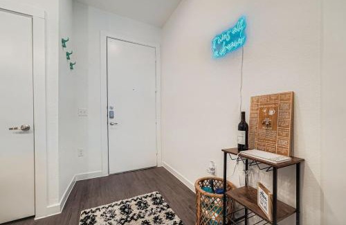 McNeil Apartamento | Casita Lonestar - Sleeps 6 - Wi-Fi and Pool Views