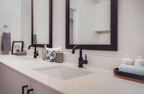 McNeil Apartamento | Casita Lonestar - Sleeps 6 - Wi-Fi and Pool Views