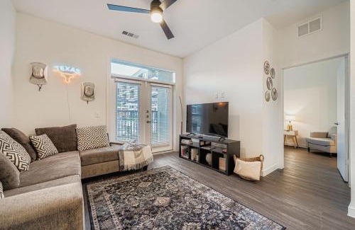 McNeil Apartamento | Casita Lonestar - Sleeps 6 - Wi-Fi and Pool Views