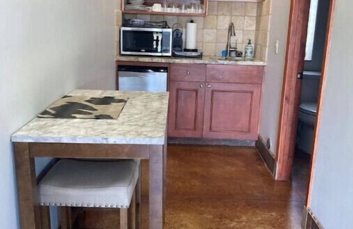 West Ridge Apartamento | Casita Vino - Dog-Friendly Vineyard Retreat & Stay