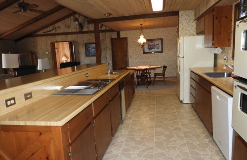 Cassel Casa | Casa de 2,300 pies cuadrados en un acantilado con vista a Hat Creek