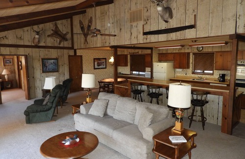 Cassel Casa | Casa de 2,300 pies cuadrados en un acantilado con vista a Hat Creek
