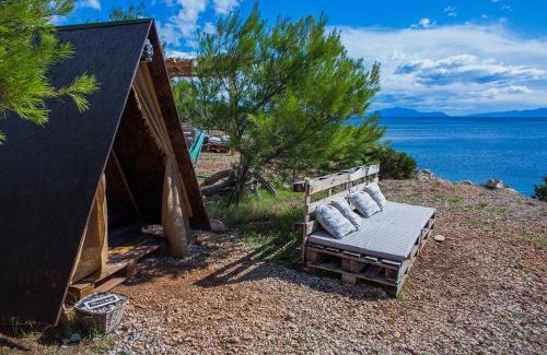 Jelsa Complejo | Cast Away - Eco Resort