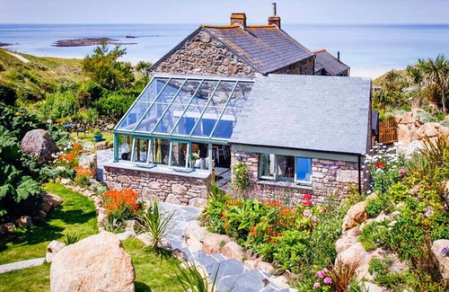 Sennen Cove Cabaña | Castaways, Beach Cottage, Sea View, Garden & Patio