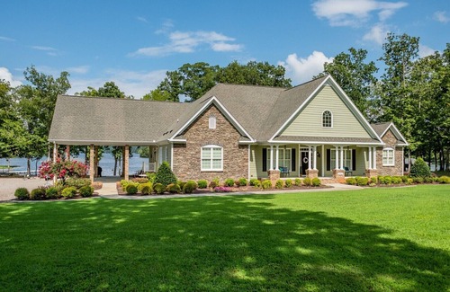Wise Casa | Castaways Waterfront with Many Amenities Private Boat Ramp