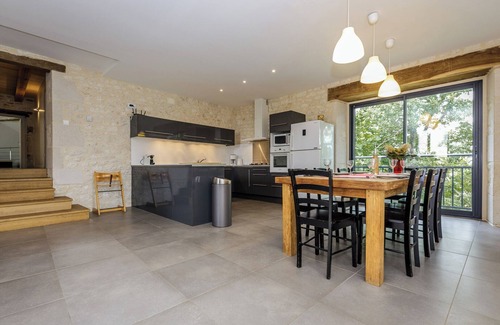 Castelnau-Montratier-Sainte-Alauzie Casa | Castelneuve es una casa de vacaciones privada con una apariencia lujosa y atractiva.