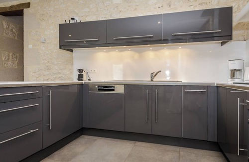 Castelnau-Montratier-Sainte-Alauzie Casa | Castelneuve es una casa de vacaciones privada con una apariencia lujosa y atractiva.