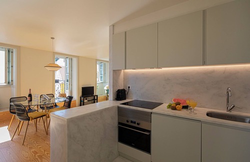 Alfama Apartamento | Castelo Superior Two Bedroom Apartment