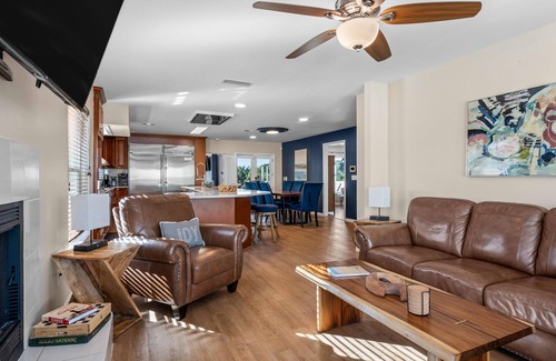 Painters Hill Casa | Castle, 2 mstrs, Pvt Pickleball, htd Pool/SPA, mini-golf, fish, dock, ping pong