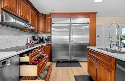 Painters Hill Casa | Castle, 2 mstrs, Pvt Pickleball, htd Pool/SPA, mini-golf, fish, dock, ping pong